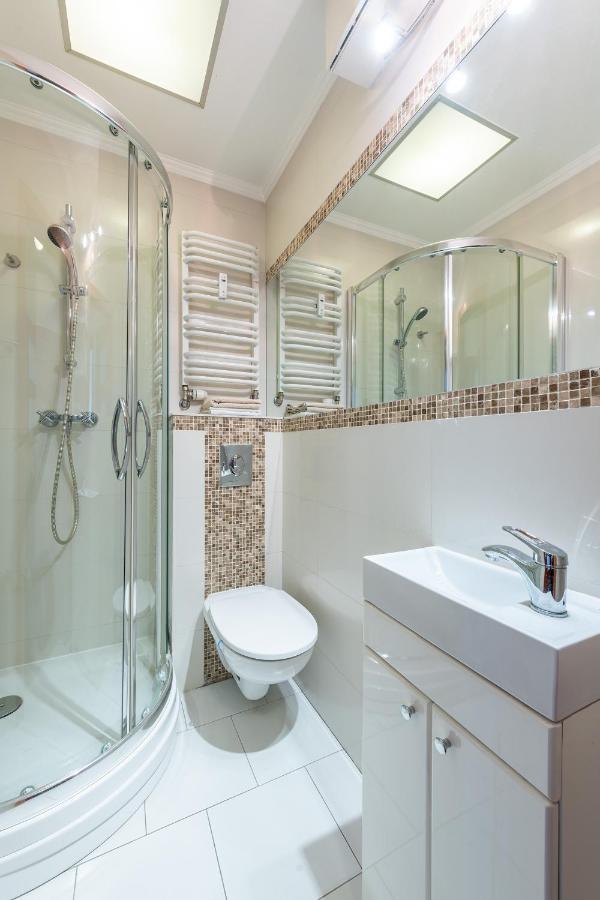 Bukowinska 12 Prywatne Mieszkanie 80M2 Z Dwiema Sypialniami I Balkonem 2X Bezplatne Miejsca Parkingowe Samodzielne Zameldowanie! Private Garage! Self Check-In System! Варшава Екстериор снимка